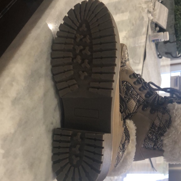 Beautiful boots, never worn. Beige with camouflage inserts. Size 8 women - Picture 3 of 4